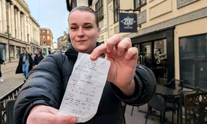 Cum a ajuns o femeie din Marea Britanie mai bogată decât Elon Musk Suma cu 15 zerouri pe care o deține pe un card cadou FOTO X jpg