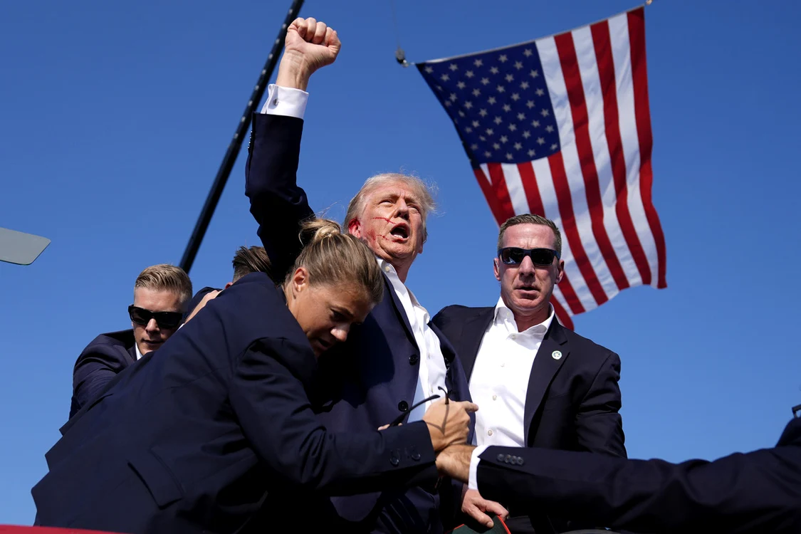 Fotograful AP a surprins imaginea la câteva momente de tentativa de asasinat FOTO Evan Vucci/AP