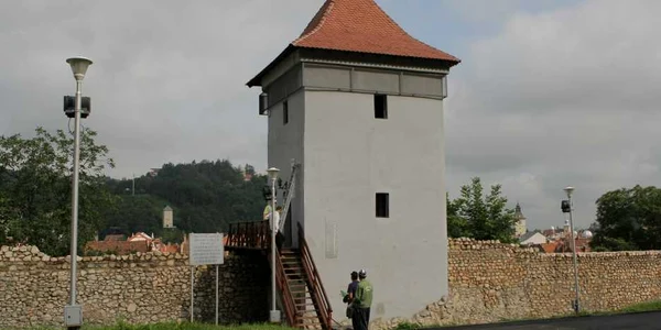 Expoziţia „Cu ochii larg închişi“ este găzduită de Turnul Artelor