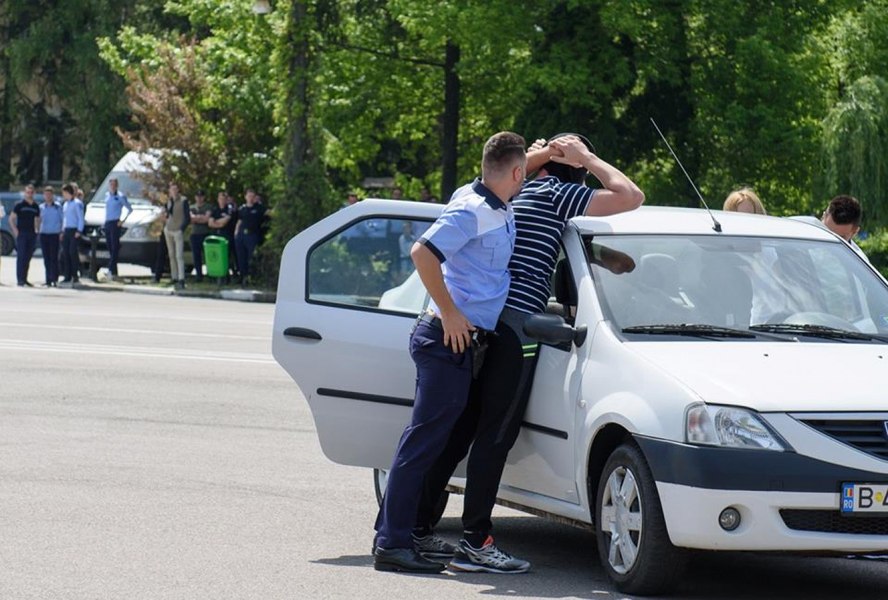 Cum a fost pedepsit românul care a vrut să îl incendieze pe polițistul care îl evacuase din casă. „Prima dată eu și apoi tu!”
