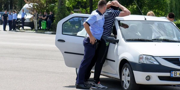 politist imobilizare Sursa