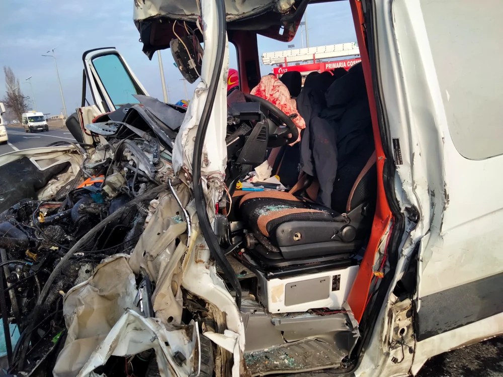 Șoferul autoutilitarei a rămas încarcerat FOTO: Poliția Galați