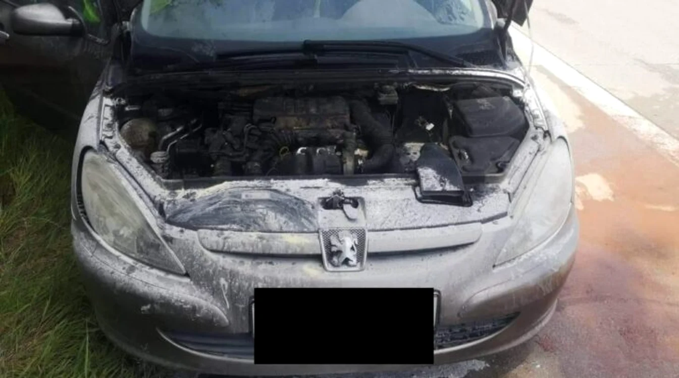 Motorul maşinii a luat foc