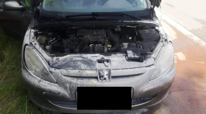Motorul maşinii a luat foc