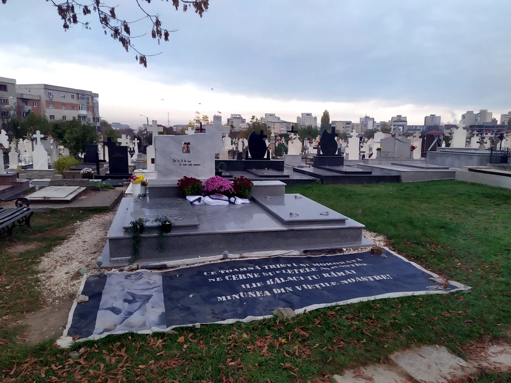 Locul unde îi doarme somnul de veci ”Minunea Blondă” are în permanență pe el flori proaspete și bannere ale galeriei