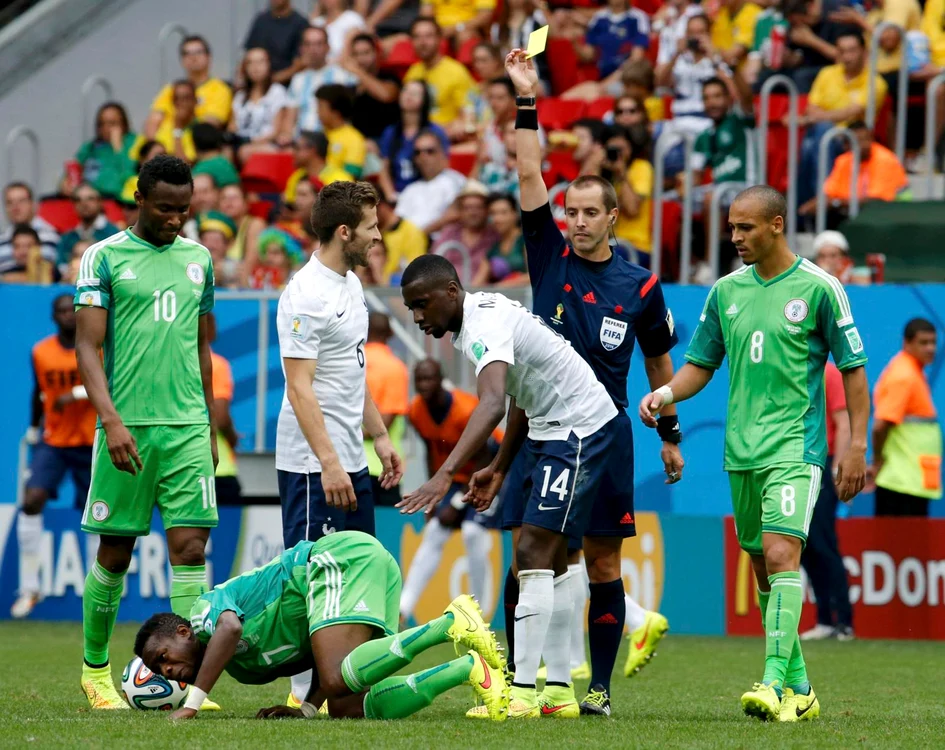 Onazi se tăvăleşte pe gazon suferind, în timp ce Matuidi vede doar cartonaşul galben de la americanul Geiger