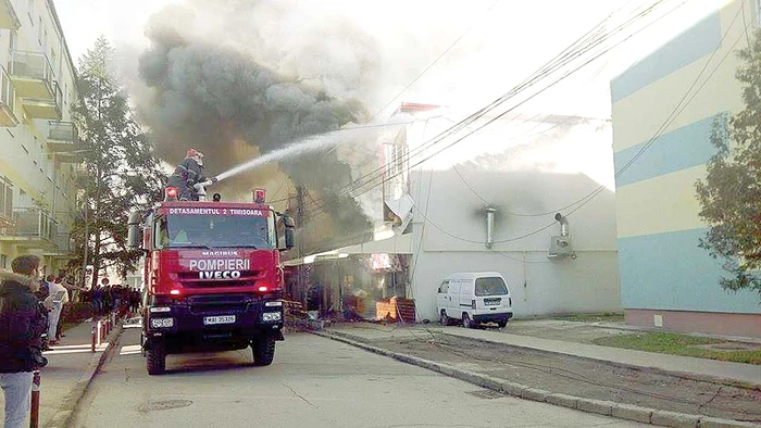 Pompierii au luptat cu flăcările mai bine de două ore