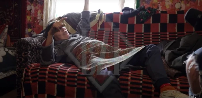 Agafia arată cum l-a găsit pe soțul ei mort în pat