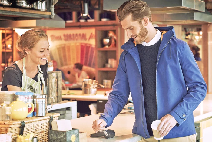 O cafea?  Haina plăteşte tot