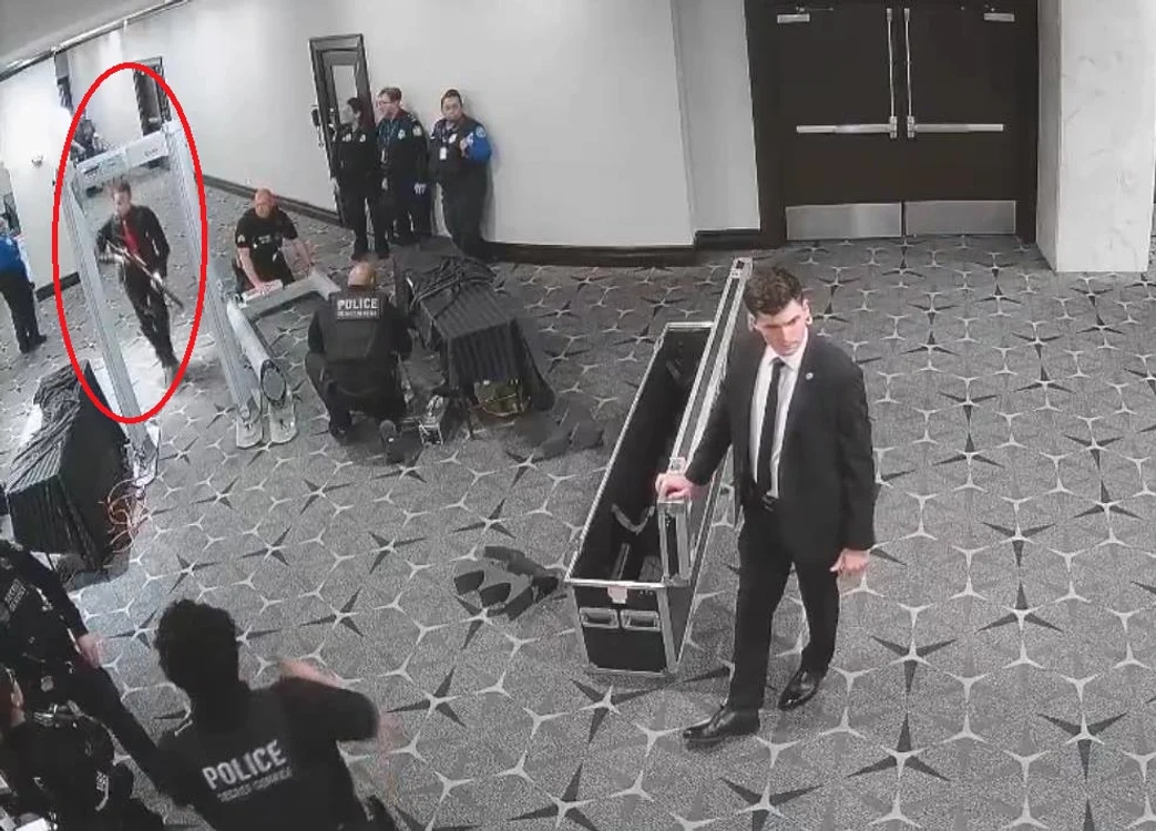 Atacatorul trece prin poarta de securitate înarmat FOTO: captură video