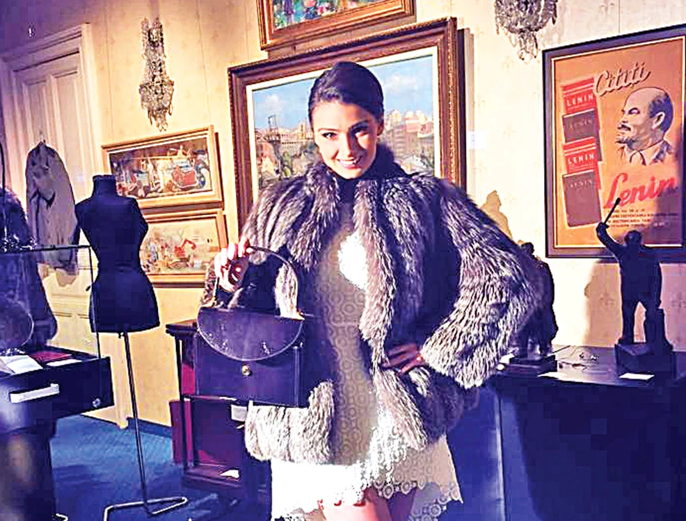 Ştirista Olivia Păunescu a probat haina (1.000 de euro) şi geanta Gucci (1.200 euro) a fostei dictatoare