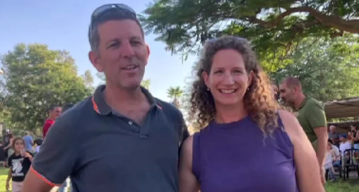 Soția împreună cu românul care este ținut ostatic de Hamas Foto: captura video/Digi24