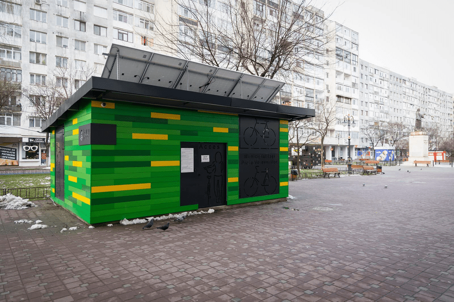 Container cu 50 de rastele pentru biciclete, montat la Iaşi. Unii ieșeni consideră investiţia inutilă