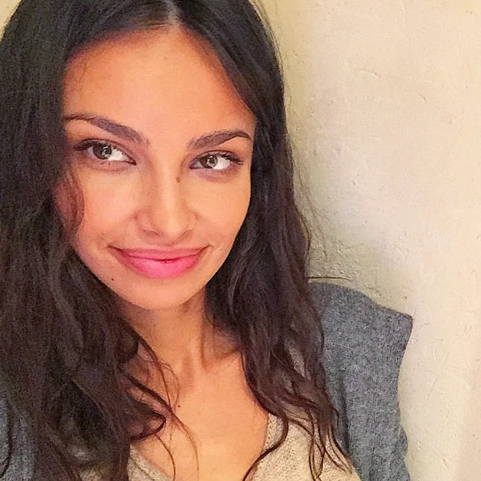 
    Mădălina Ghenea şi o prietenă urmărind 