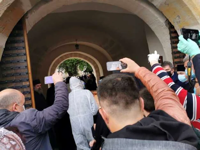 Sicriul cu trupul lui ÎPS Pimen a fost adus în incinta mănăstirii în bătăi de clopote