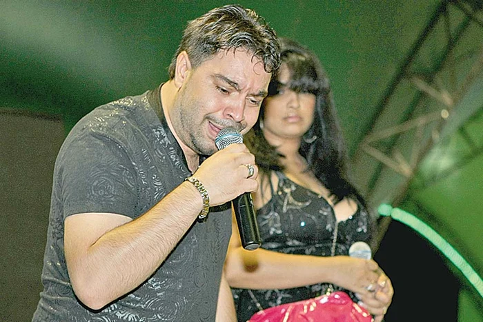 Bătăuşul e  bodyguardul  manelistului (Foto: Click!)
