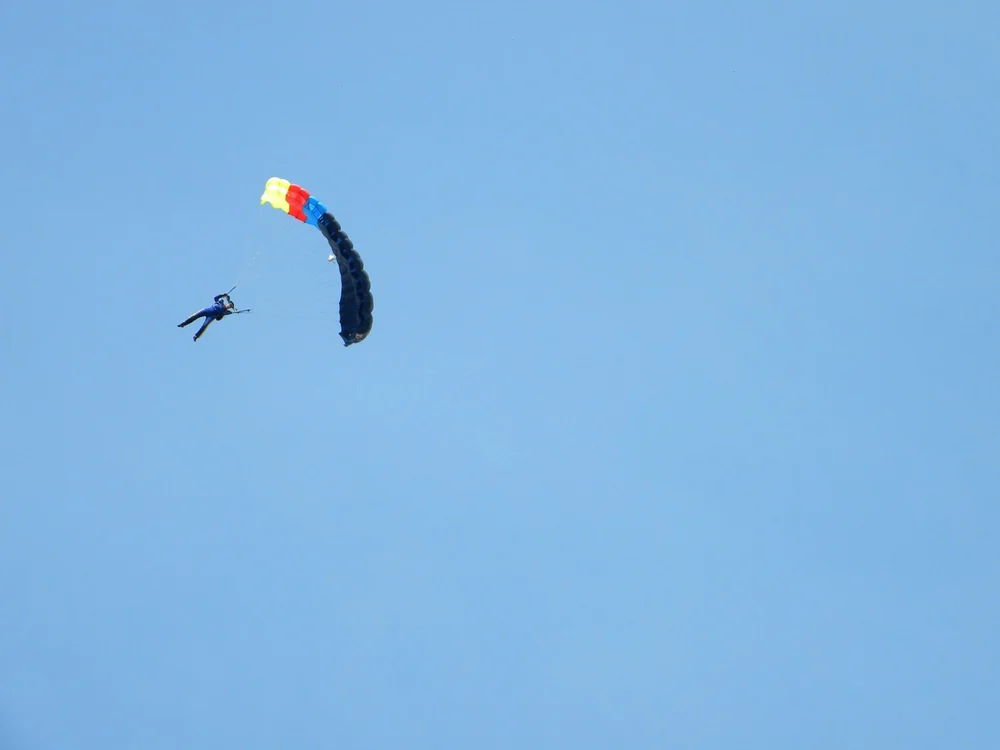 Iubitorii de adrenalină, invitaţi la festivalul de paraşutism