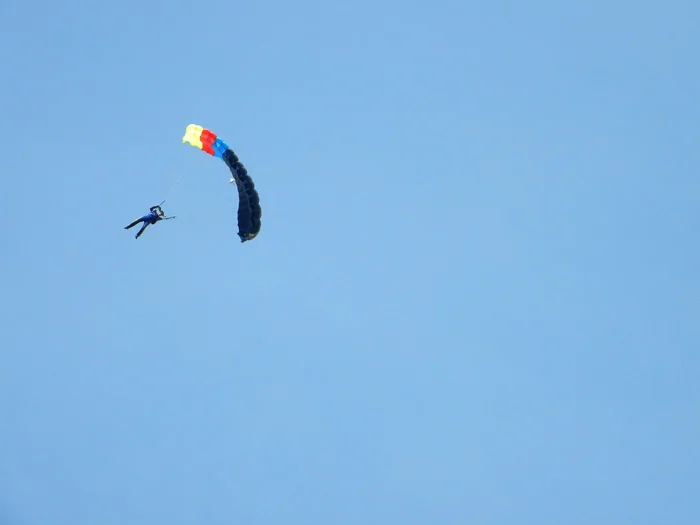 Iubitorii de adrenalină, invitaţi la festivalul de paraşutism