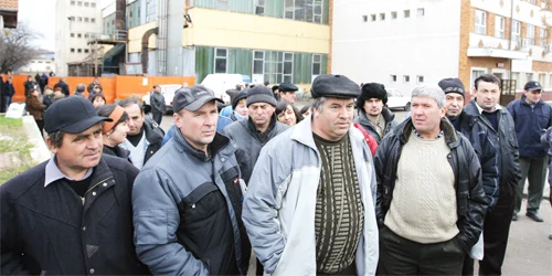 Oamenii au venit la poarta fabricii chiar dacă au fost trimişi în şonaj. FOTO: Florin Ardelean