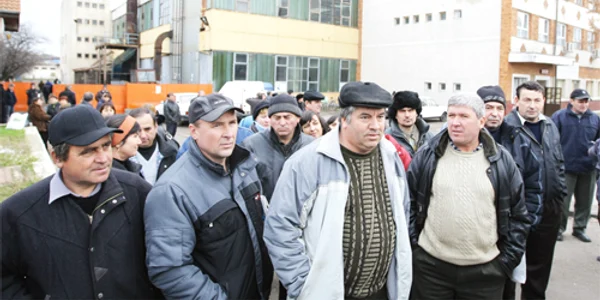 Oamenii au venit la poarta fabricii chiar dacă au fost trimişi în şonaj. FOTO: Florin Ardelean