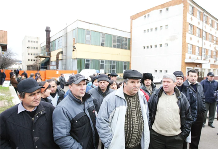 Oamenii au venit la poarta fabricii chiar dacă au fost trimişi în şonaj. FOTO: Florin Ardelean