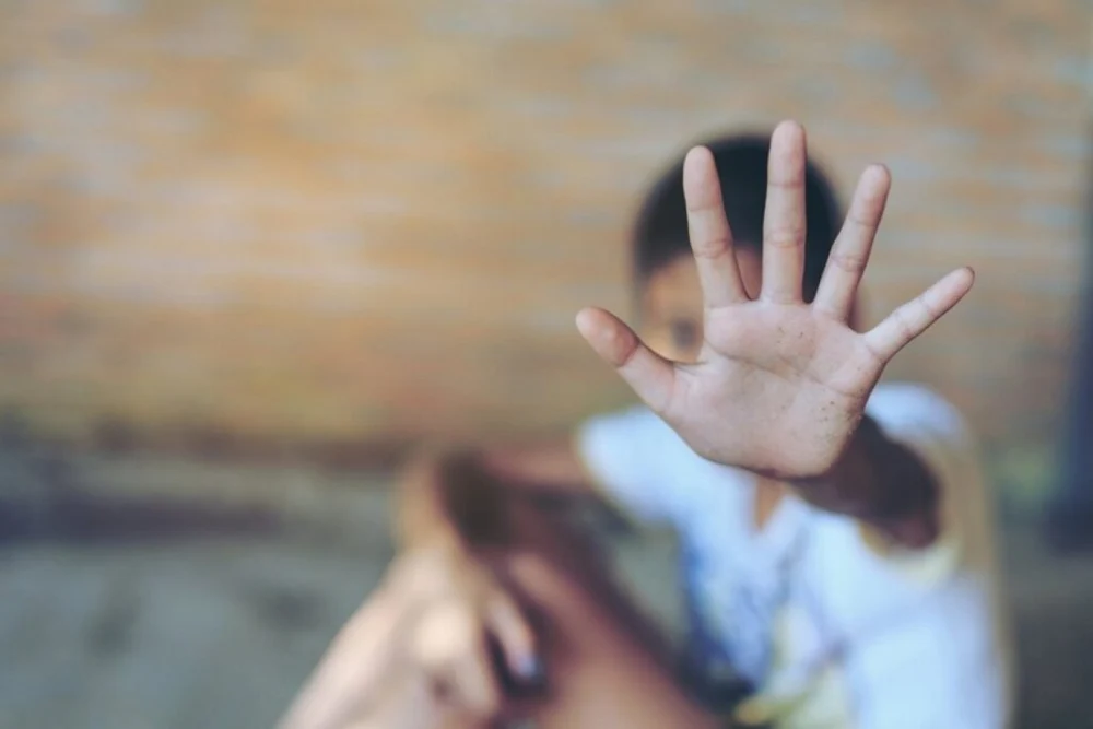 Profesor de sport reclamat de părinți după ce mai multe eleve ar fi fost abuzate sexual la școală