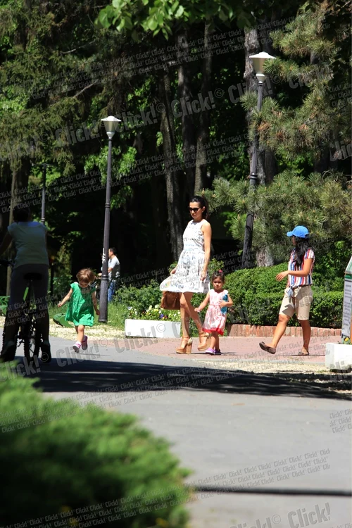 Oana Frigescu si fetita au mers in parc