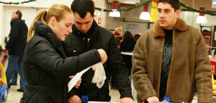 Listele cu produse au fost nelipsite la cumpărăturile pentru petrecerea de Anul Nou