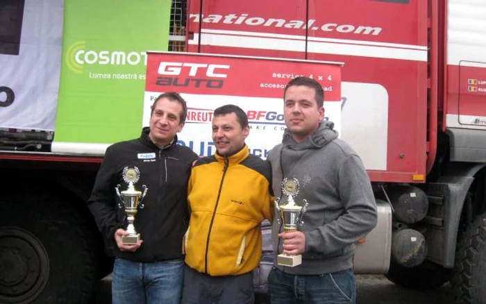 Echipa câştigătoare de la Extrem şi preşedintele Clubului de Offroad Iaşi, Robert Copacinschi (mijloc)