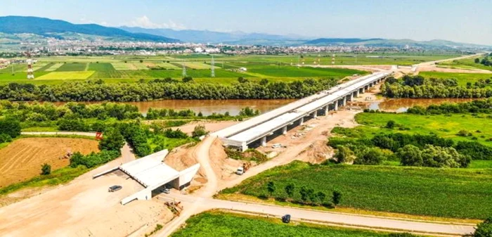 Podul care traversează râul Mureş, la sud de Alba Iulia. Foto: ziarulunirea.ro