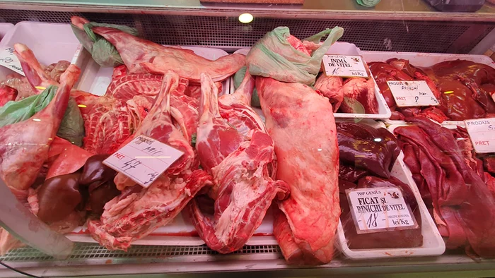 Kilogramul de fleică de miel costă 40 de lei, iar organele 3,5 lei/suta de grame. Foto: A. Popescu