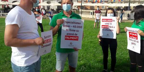 Patronii de restaurante şi ospătarii protestează împotriva deciziilor luate de Guvern FOTO Both