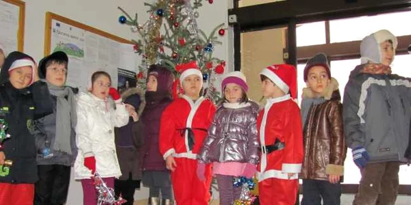 Preşcolarii de la Grădiniţa 7 au fost primii care au colindat azi-dimineaţă