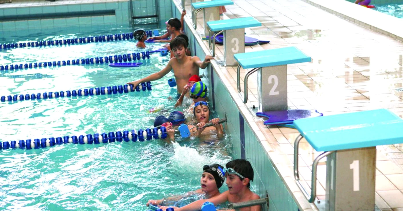 În piscina de la Palatul Copiilor se antrenează doar micuţii amatori.