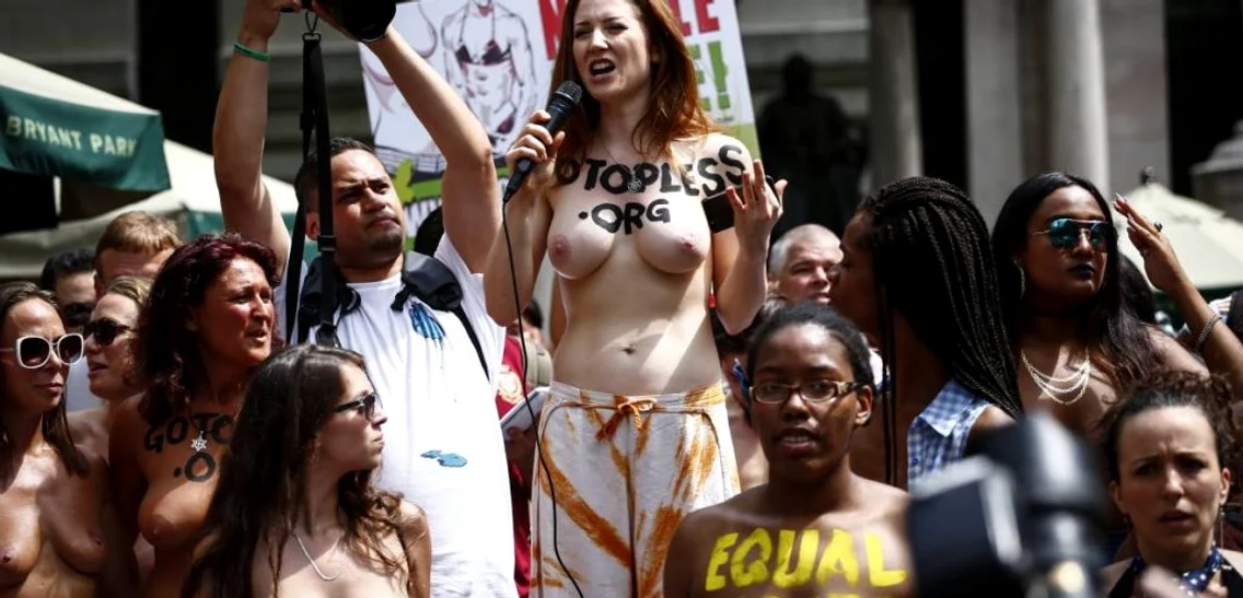 Femei defilează în sânii goi în timpul parade GoTopless pride în Manhattan New York FOTO Guliver/GettyImages