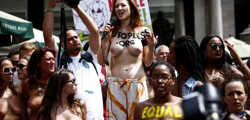 Femei defilează în sânii goi în timpul parade GoTopless pride în Manhattan New York FOTO Guliver/GettyImages