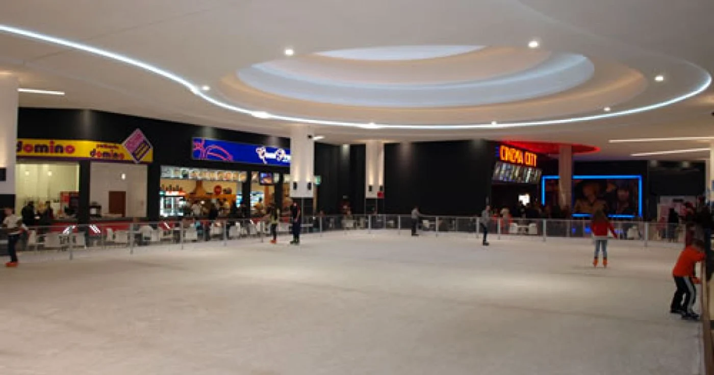 Patinoarul din incinta Promenada Mall 