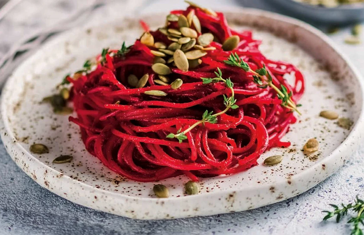 spaghete cu sos pesto de sfecla rosie jpg