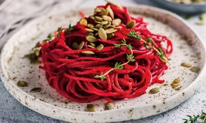 spaghete cu sos pesto de sfecla rosie jpg