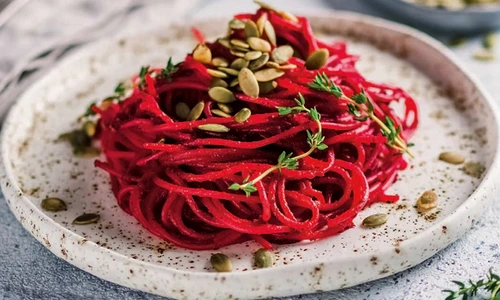 spaghete cu sos pesto de sfecla rosie jpg