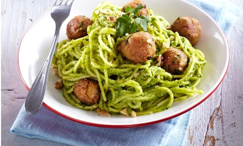 Spaghete cu sos pesto si chiftelute jpeg