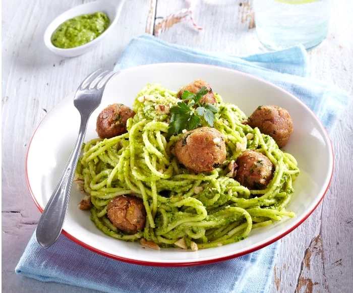 Spaghete cu sos pesto si chiftelute jpeg