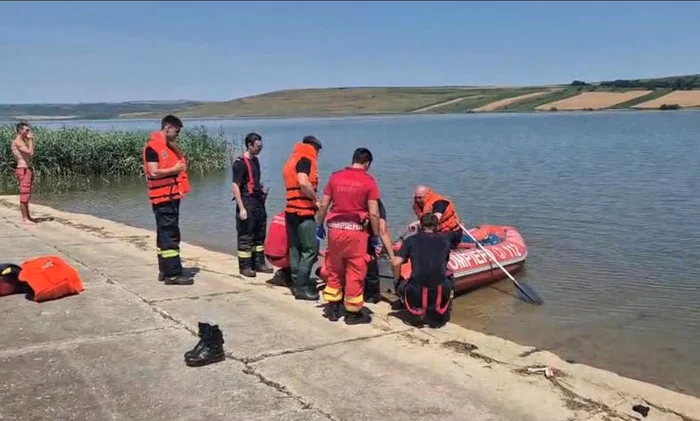 Un tânăr s-a aruncat în lac să se răcorească și nu a mai ieșit. Soția sa, însărcinată, a privit întreaga scenă de pe margine
