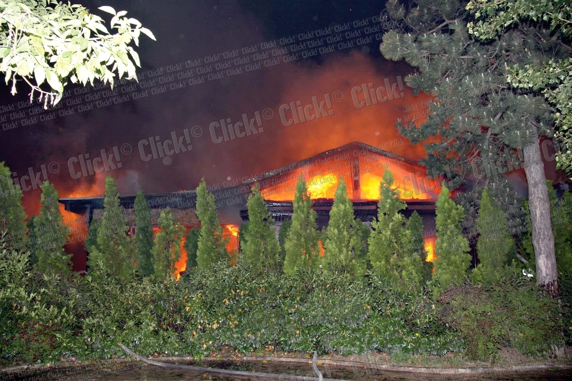 Flăcările de trei metri au distrus peste 700 de metri pătraţi din restaurant (Fotografii: Florin Şuler, ISU Bucureşti )