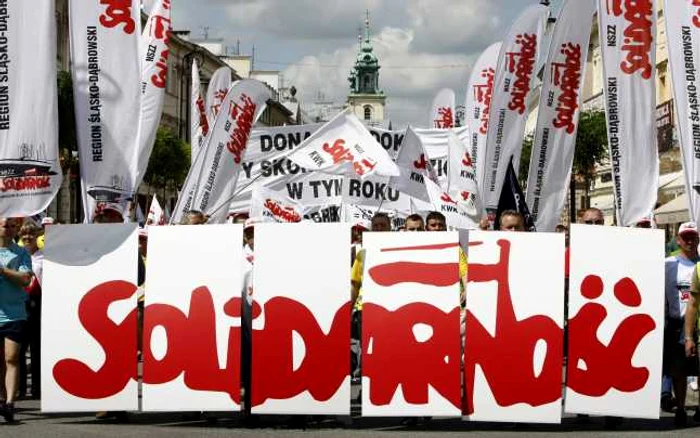 Polonia flutură steagul solidarităţii europene, dar acasă, la Varşovia, mişcarea sindicală poloneză Solidaritatea cere în stradă salarii mai mari şi demisia guvernului.  