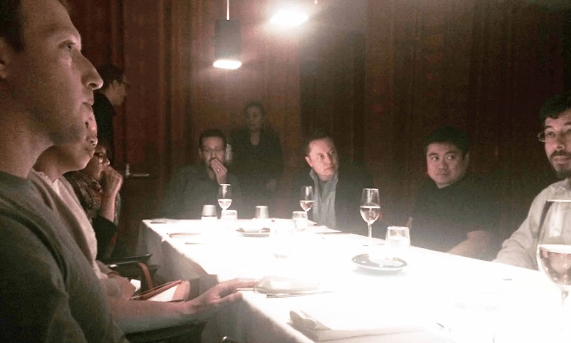 Cina „sălbatică” a lui Epstein cu miliardarii lumii: Elon Musk, Mark Zuckerberg și Peter Thiel, surprinși la aceeași masă, în 2015