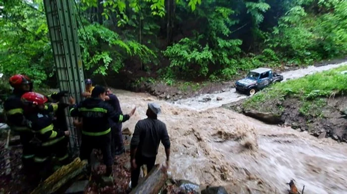 
    Maşina a fost luată de viitură, la trecerea râuluifoto: ISU Bacău  