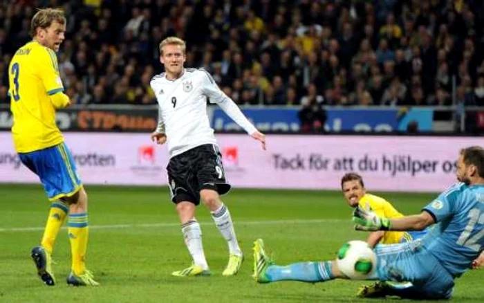 După ce l-a terorizat pe stelistul Georgievski, Schurrle s-a distrat şi cu defensiva suedeză. FOTO: Bild