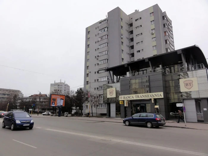 Oamenii legii au descins la sediul principal al Băncii Transilvania din Slatina (Foto: Mugurel Manea)