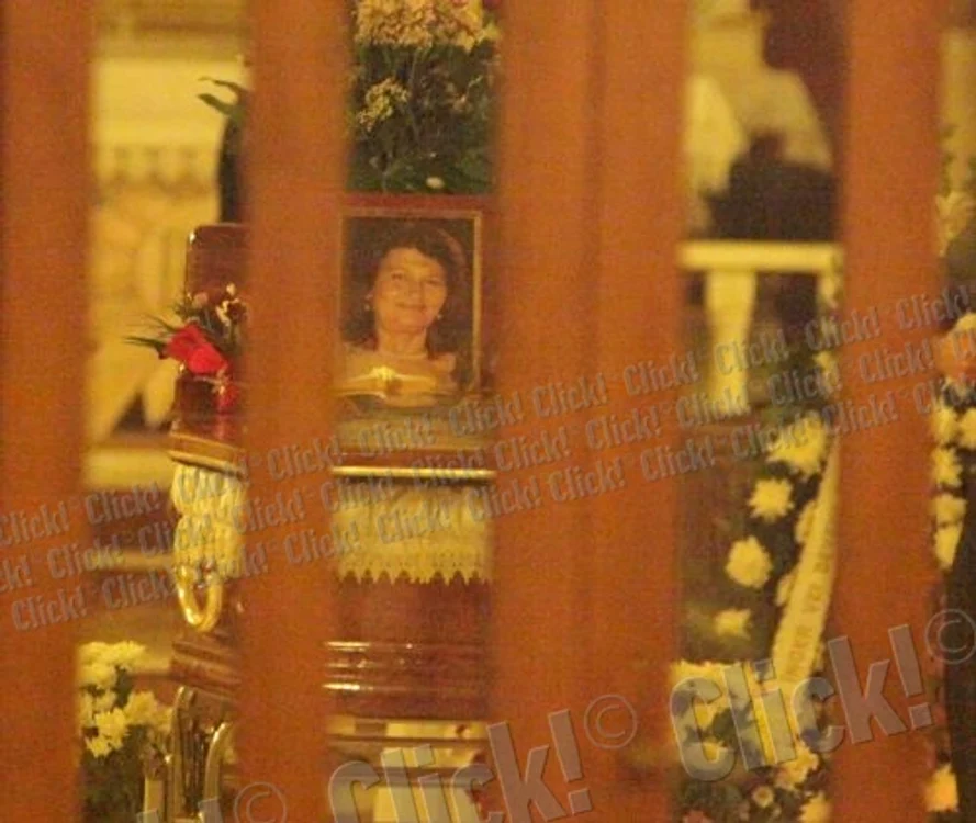 Ramona şi Monica gabor, la priveghi (FOTO Roberto Sălceanu)
